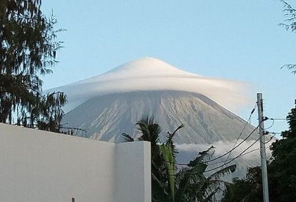 Mayon Volcano with umbrella clouds stuns netizens