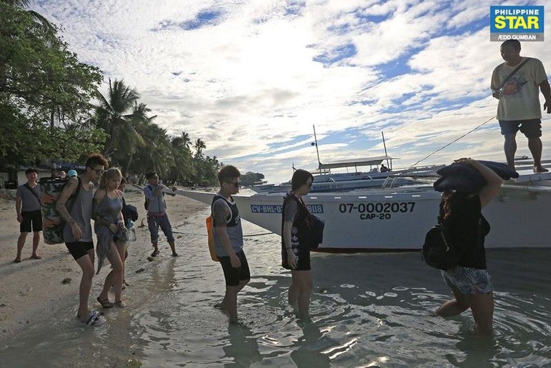 Foreign tourist arrivals up 7.6% to 2.2 million in Q1