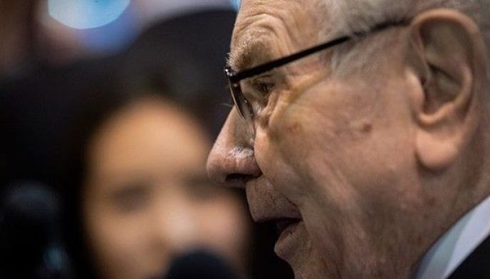 Billionaire Warren Buffett recalls life as shoplifter, growing up with abusive mom