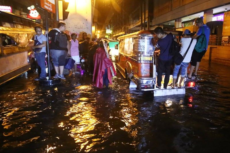 Flash floods leave  commuters stranded