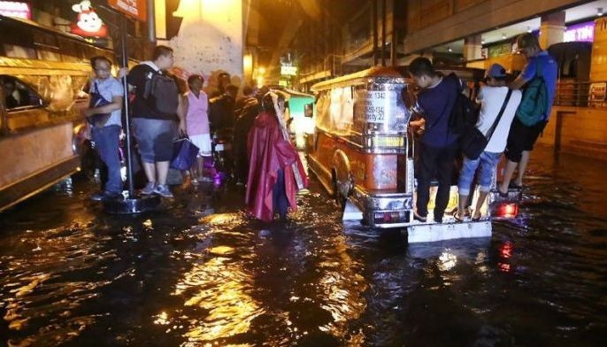 Flash floods leave  commuters stranded