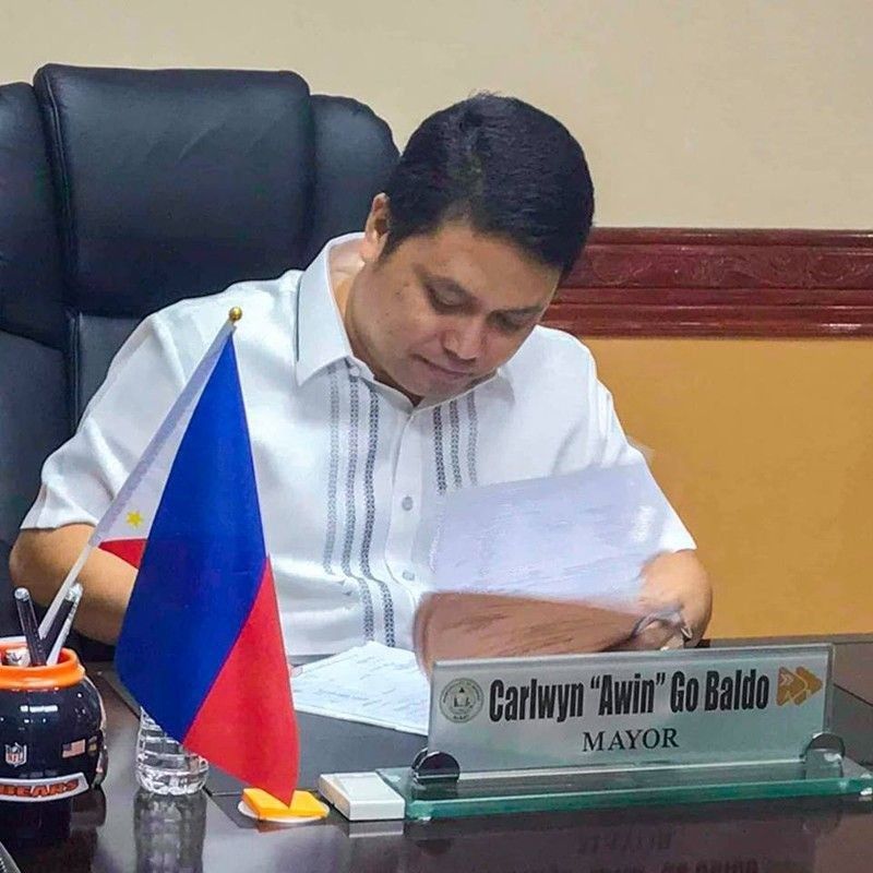 Daraga Mayor Baldo, tagged in Batocabe slay, surrenders