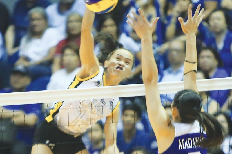 Lady Eagles reresbak sa Tigresses sa Game 2