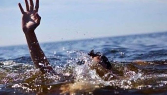 2 lunod habang nagsu-swimming