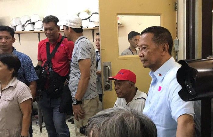 Jejomar Binay returns to polling precinct