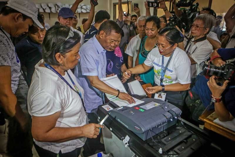 Comelec allows Binay to cast vote twice