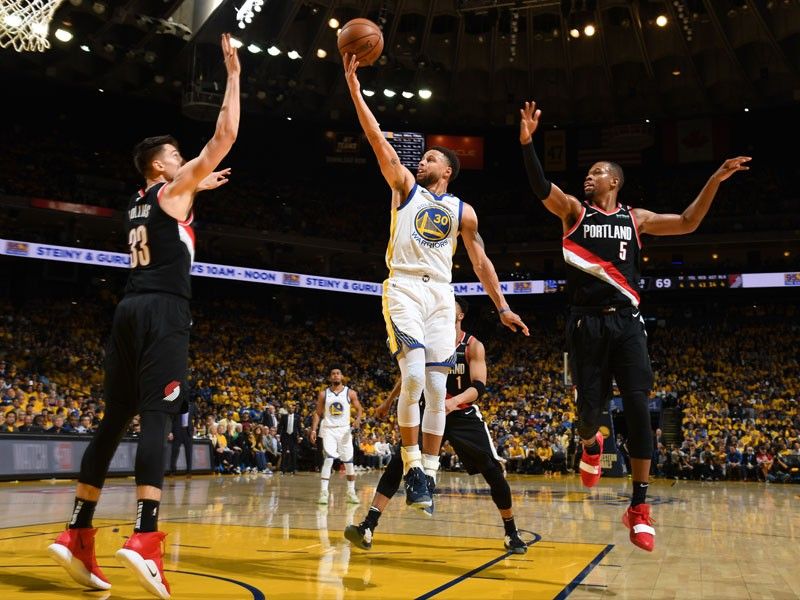 Curry powers Warriors over Blazers in NBA West finals opener | Philstar.com