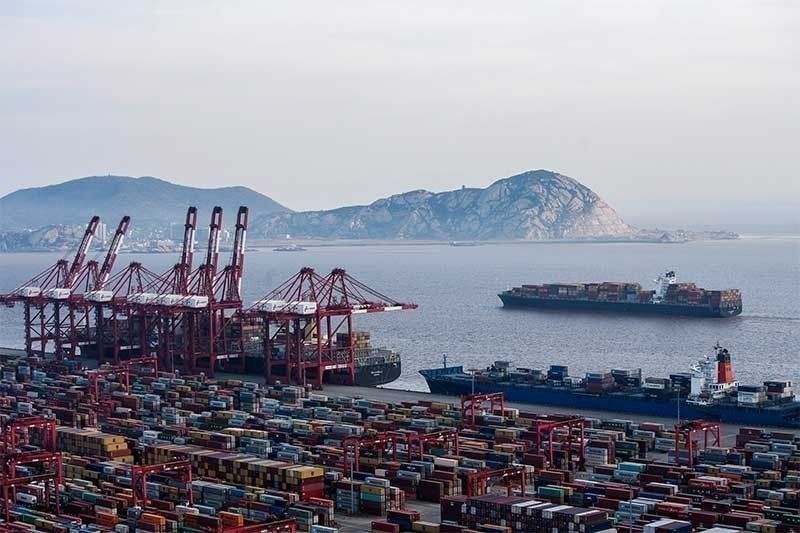 Index slumps below 7,500 on trade war concerns