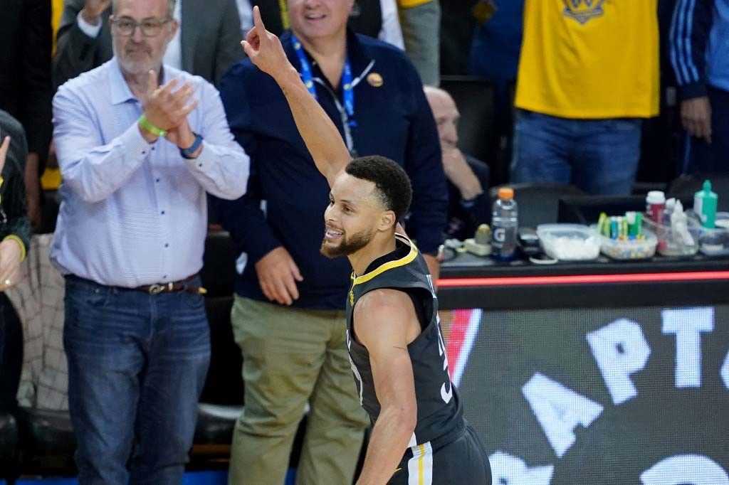 Curry to the rescue as Warriors down Blazers for 2-0 lead