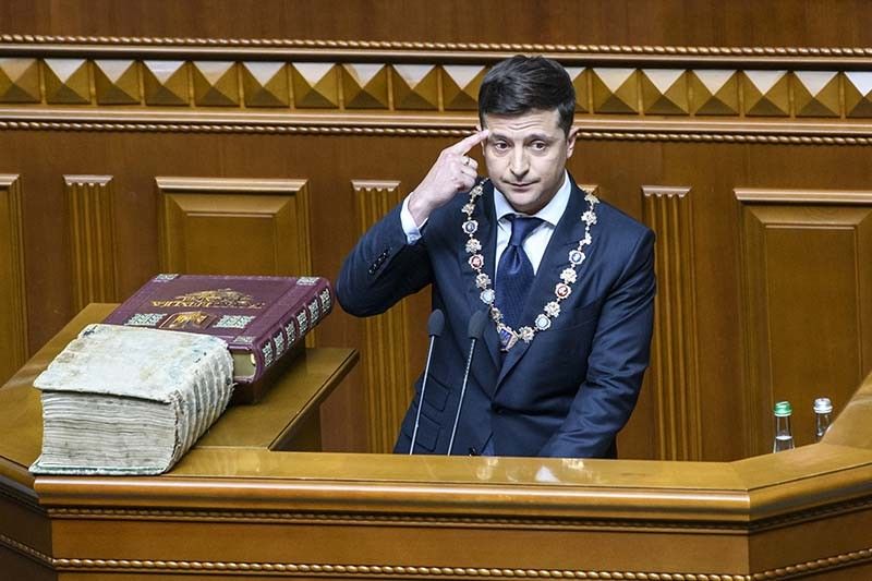 Ukraine inaugurates comedian Zelensky as president