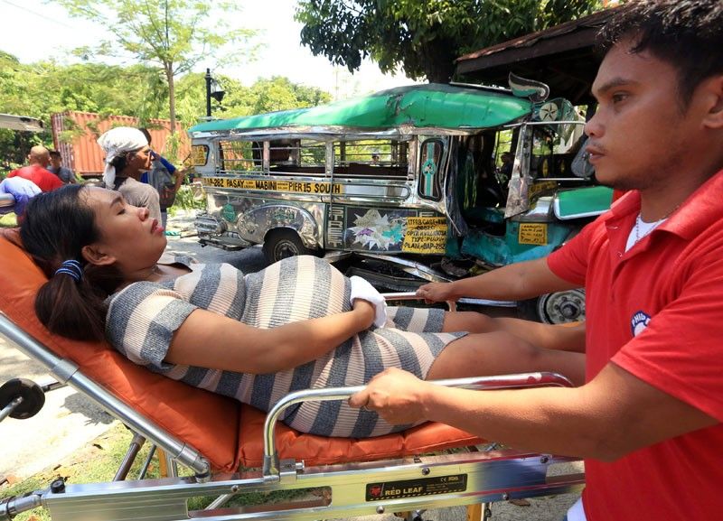 8 hurt as truck rams jeepney