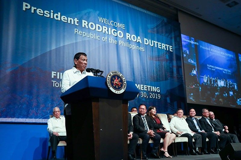 Duterte kisses 5 women in Tokyo, nearly a year after controversial smooch on lips