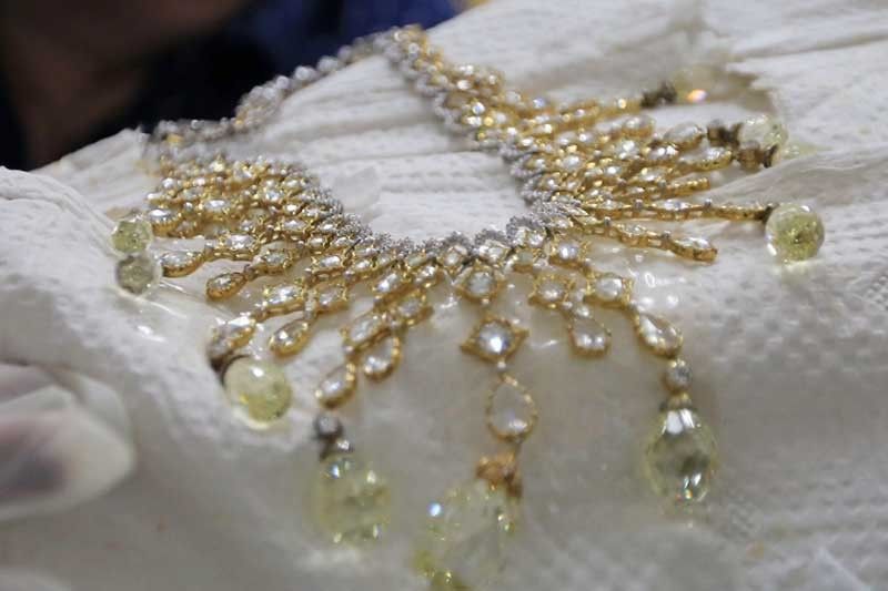 Palace to oppose moves to block Marcos jewelry auction