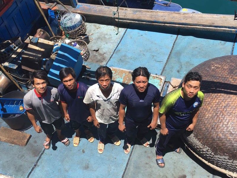 10 Vietnamese nasabat sa illegal fishing