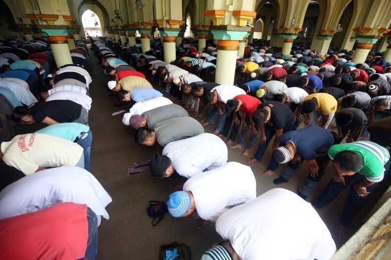 Mga polis nga Muslim pasaulogon sa Eid Al Fitr