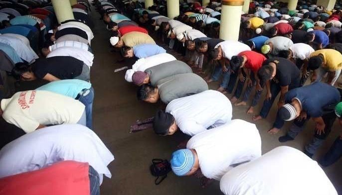 Mga polis nga Muslim pasaulogon sa Eid Al Fitr