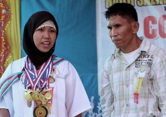 Student displaced by `Mamasapano incident' to graduate cum laude