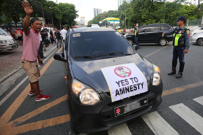 5,000 tsuper dineactivate na ng Grab; Drivers nag-protesta