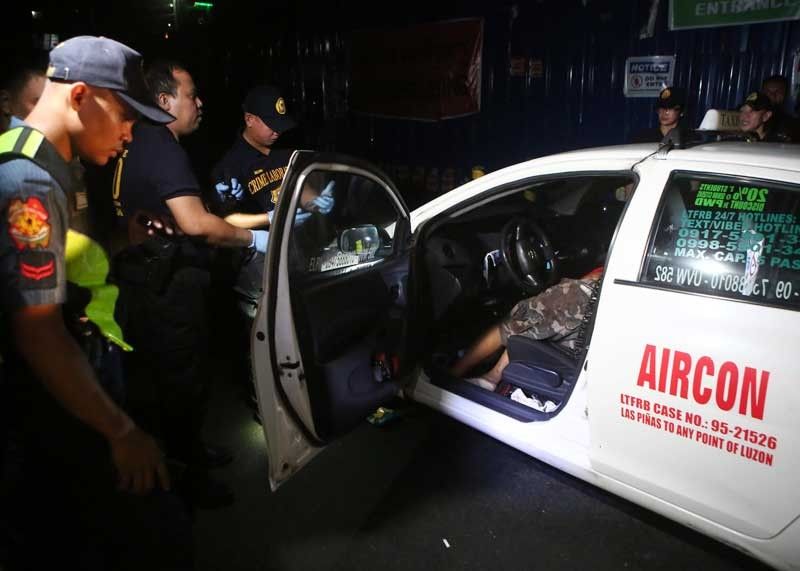 Taxi driver tinodas sa loob ng pinapasadang sasakyan