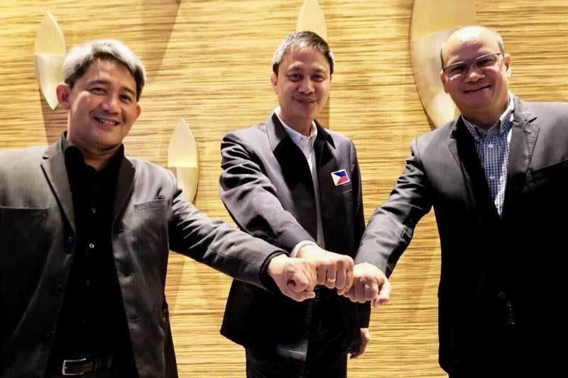 Nag-pose sina Eric Fermin (kaliwa), Maxâ��s COO,  POC secretary-general Patrick Gregorio (gitna)  at Robert Trota, Maxâ��s preÂ­sident and CEO (kaÂ­nan) matapos selyuhan ang kontrata. 