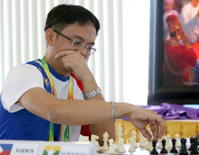 Lu, Shanglei is leading after 10 rounds of the Chinese Chess