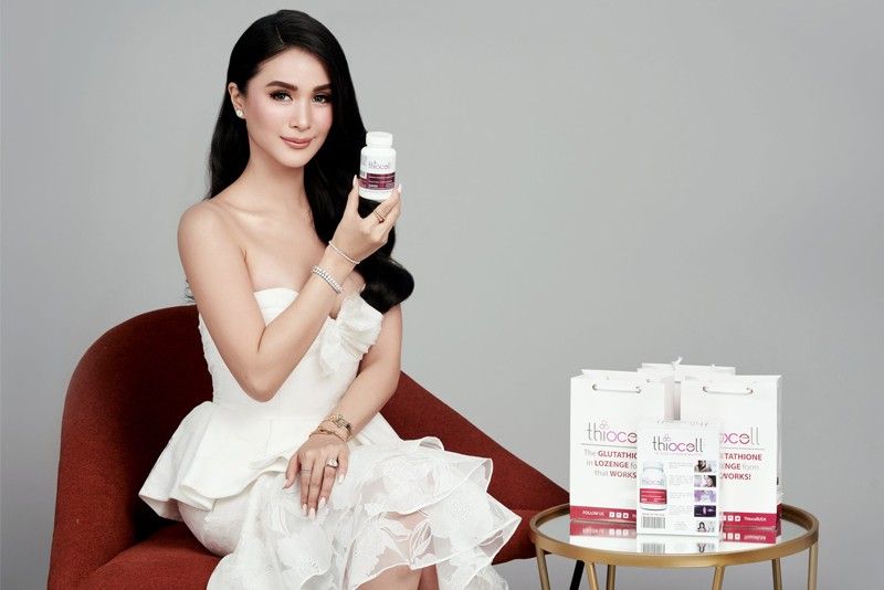 Heart Evangelista receives a portrait oil painting from Chiz Escudero