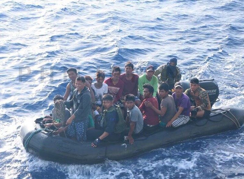 China boat â��di kinuyog ng mga bangka ng Pinoy