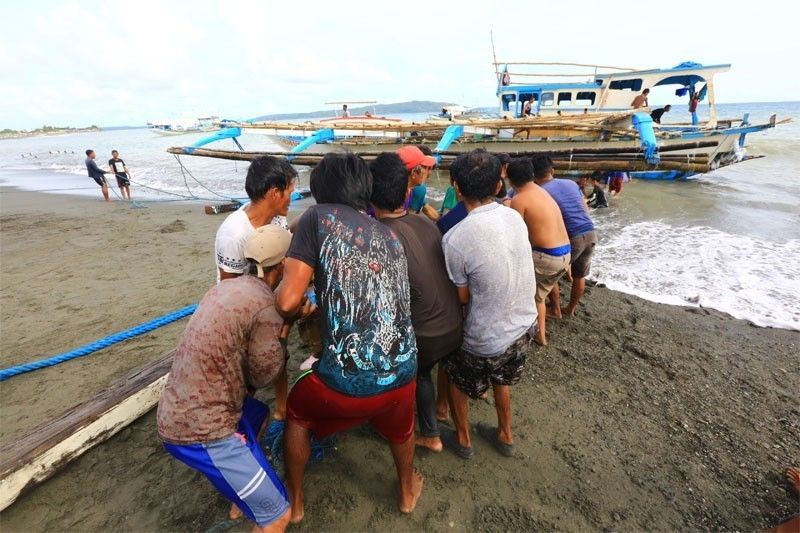 Paglubog ng Pinoy fishing vessel   aksidente lang - Lorenzana