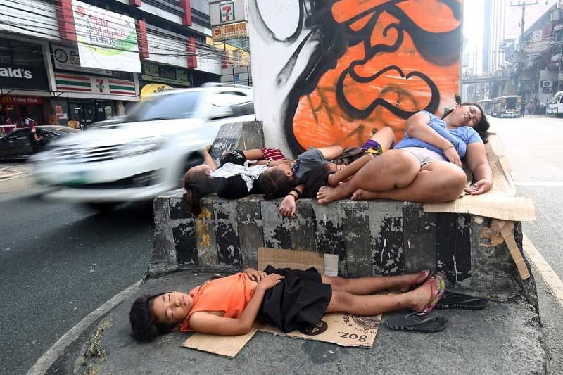 Number of poor Pinoy families hits new record low â�� SWS