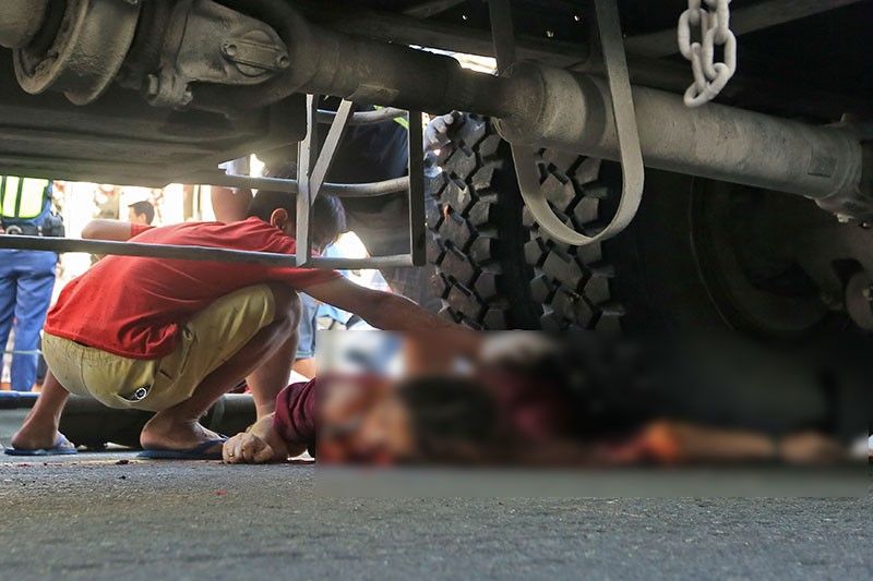 Babaeng Angkas nahati ang katawan sa trak