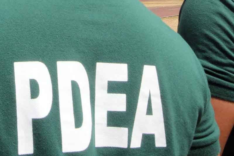 Drug suspect dedo, 3 PDEA agents sugatan