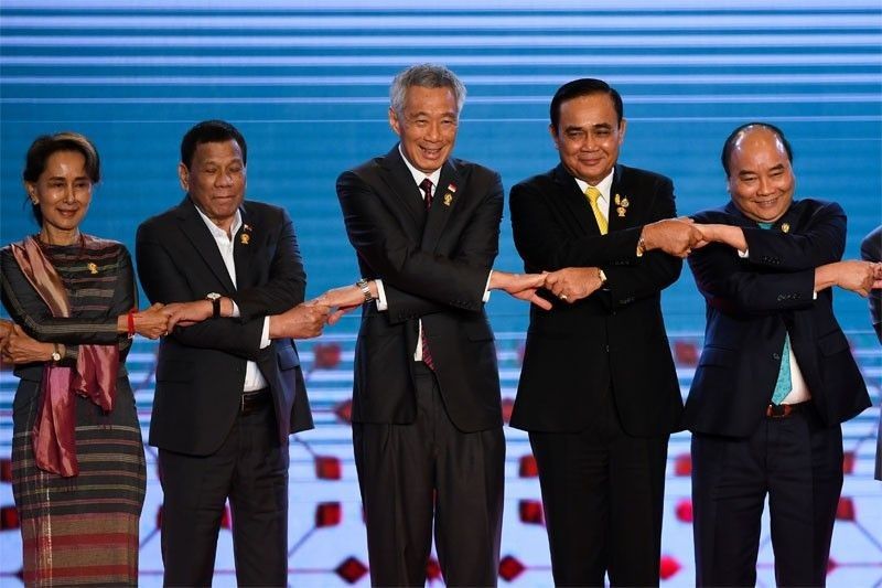 Duterte, Singapore PM provide comic relief during Asean handshake
