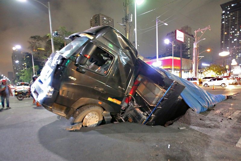 Truck proves too heavy for Roxas Boulevard