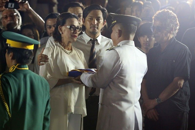 Eddie Garcia binigyan ng 'military honors' ng Army sa kanyang burol
