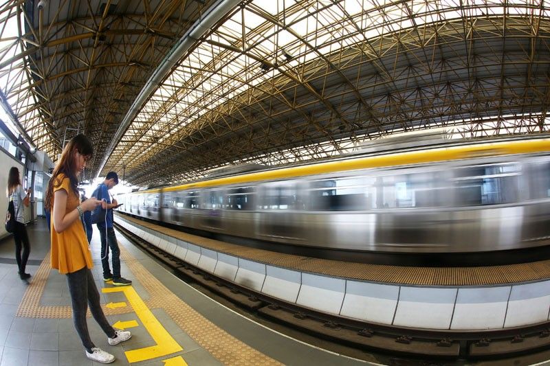 Students  to get free  train rides  â�� DOTr