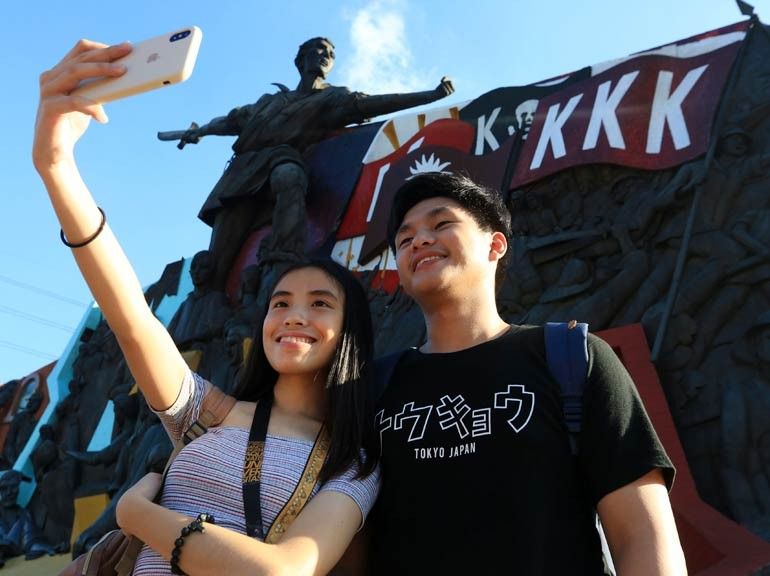Pagkuha ng selfie '5 beses mas nakamamatay' kaysa shark attacks