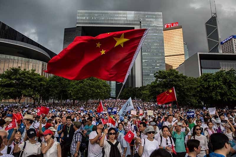 Thousands rally to support Hong Kong police