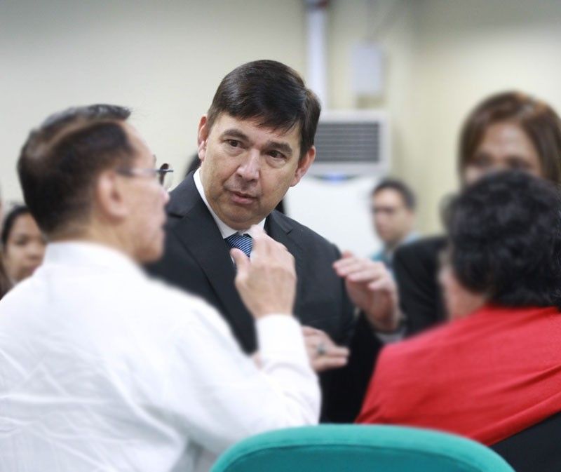 Recto backs DOF plan  to tax Chinese POGO workers