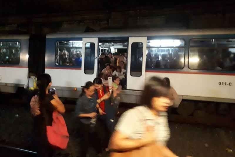 60 pasahero ng MRT-3 pinababa dahil sa aberya