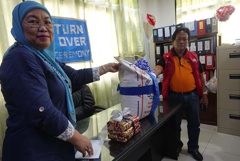 Customs donates confiscated rice to DSWD