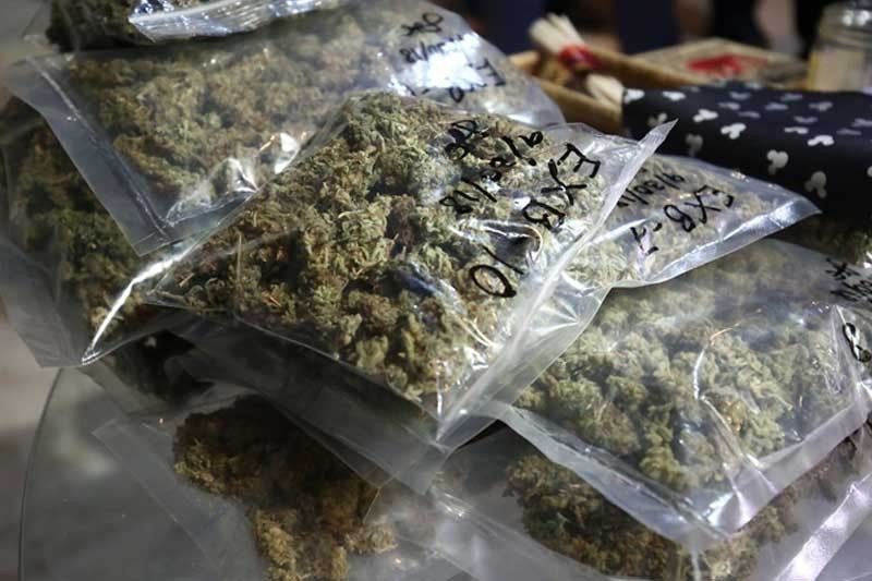 2 stude tiklo sa  5.5 kilong marijuana