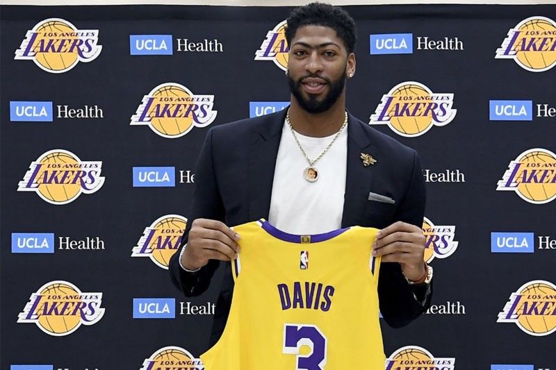 Davis pormal nang ipinakilala ng Lakers