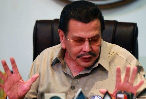 â��A hungry stomach knows no lawâ��: Erap defends allowing vendors on Manila streets