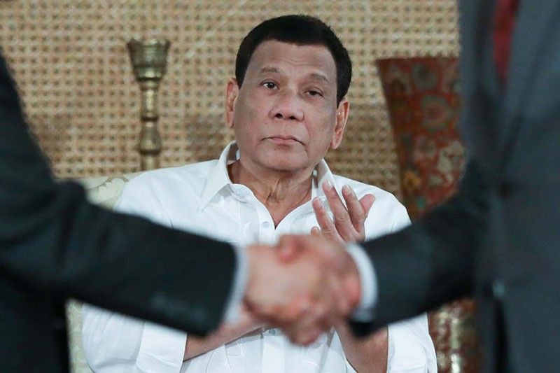 Hontiveros dares Duterte to follow 'Bawal Bastos' law