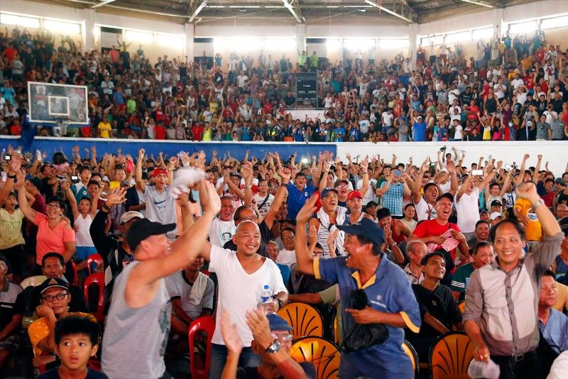 Once again, Filipino fight fans roar as one