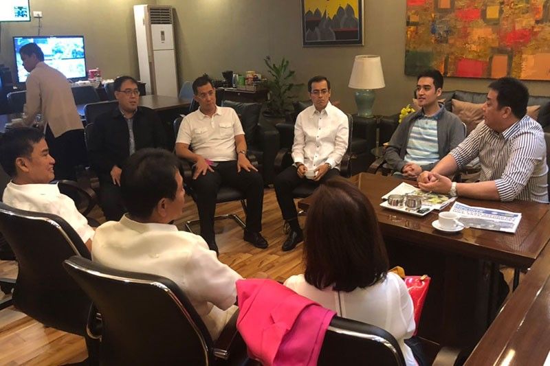 Metro Manila mayors to clear national roads within 60 days