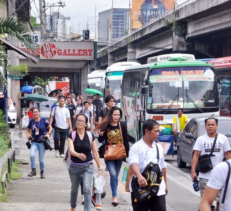 MMDA enforces yellow lane policy; traffic worsens