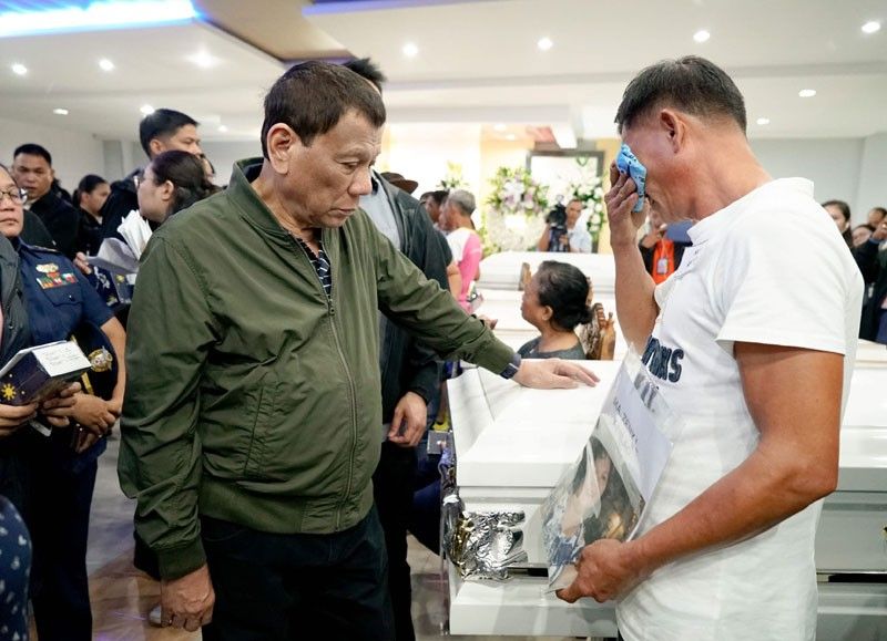 Duterte visits wake of Iloilo sea mishap victims