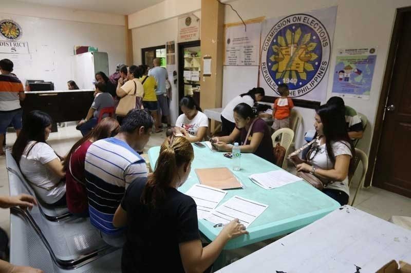 Comelec to voters: Register despite calls to postpone polls