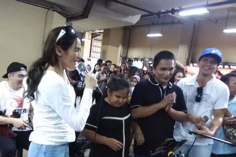 Dennis ug Jen nag-concert sa LRT station